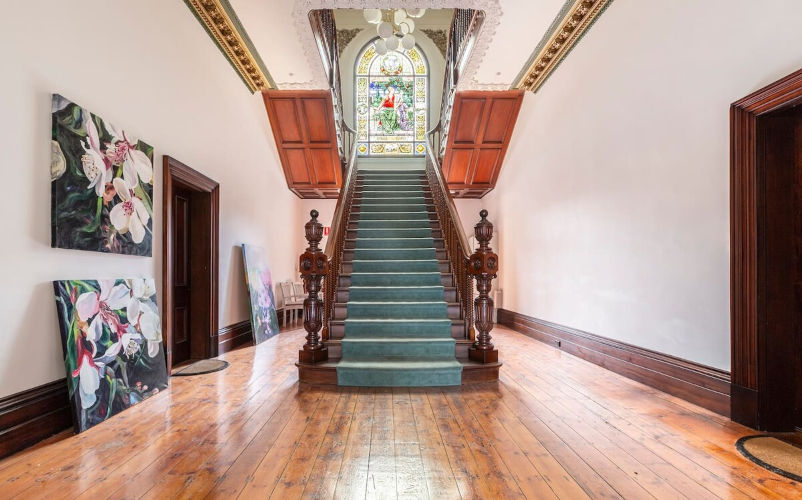 Elwood Manor - The building